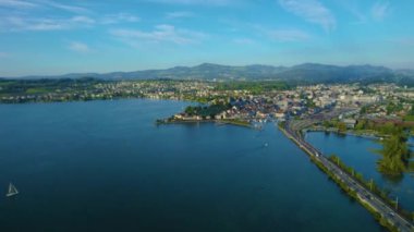 Güneşli bir öğleden sonra İsviçre 'de Rapperswil-Jona şehrinin hava görüntüsü.