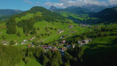 Yazın güneşli bir günde İsviçre 'deki Vorderthal köyünün hava manzarası.