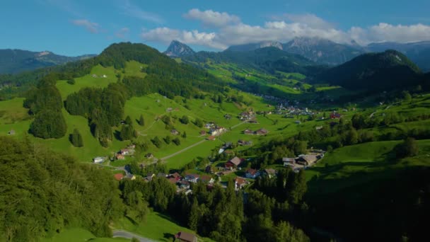 夏天阳光灿烂的日子里 瑞士Vorderthal村的空中景观 — 图库视频影像