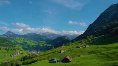 Yazın güneşli bir günde İsviçre 'deki Vorderthal köyünün hava manzarası.