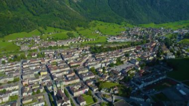 Yazın güneşli bir günde İsviçre 'deki Glarus kentinin hava manzarası. 