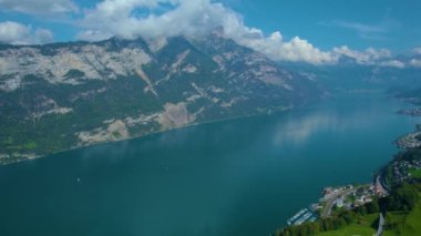 Yazın güneşli bir günde İsviçre 'de Walensee Gölü' nün havadan görünüşü. 
