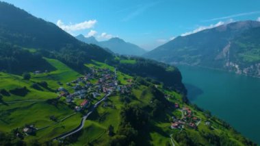 Yazın güneşli bir günde İsviçre 'de Obstalden şehrinin hava manzarası. 