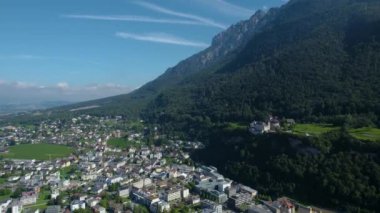 Yazın güneşli bir günde Lihtenştayn 'daki Vaduz şehrinin etrafındaki hava manzarası. 