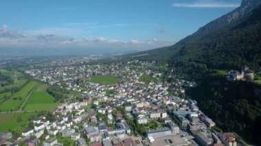 Yazın güneşli bir günde Lihtenştayn 'daki Vaduz şehrinin etrafındaki hava manzarası. 