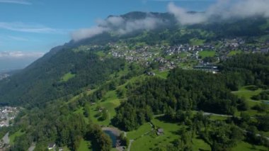 Yazın güneşli bir günde Liechtenstein 'daki Triesenberg şehrinin etrafındaki hava manzarası. 