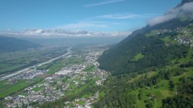 Yazın güneşli bir günde Liechtenstein 'daki Triesenberg şehrinin etrafındaki hava manzarası. 