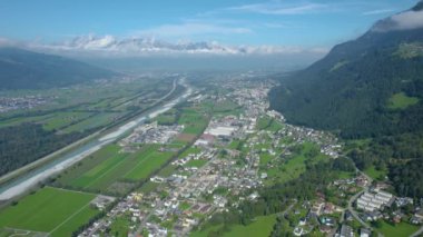 Yazın güneşli bir günde Liechtenstein 'daki Triesenberg şehrinin etrafındaki hava manzarası. 