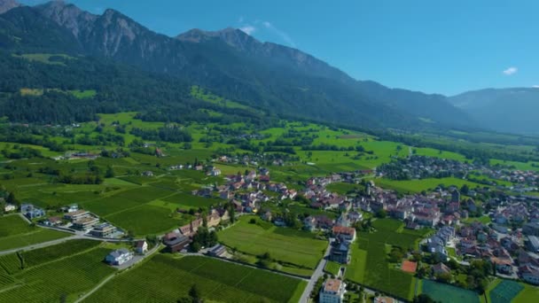 夏天阳光灿烂的一天 瑞士迈恩费尔德市周围的空中风景 — 图库视频影像