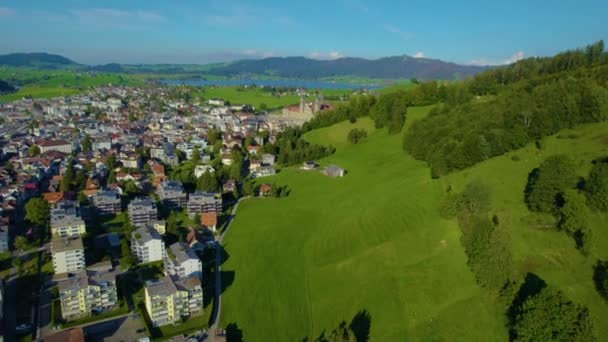 夏季一个阳光明媚的下午 瑞士Einsiedeln市的空中景观 — 图库视频影像