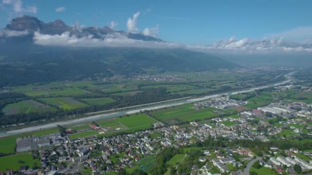 Αεροφωτογραφία Γύρω Από Την Πόλη Triesen Στο Λιχτενστάιν Μια Ηλιόλουστη — Αρχείο Βίντεο