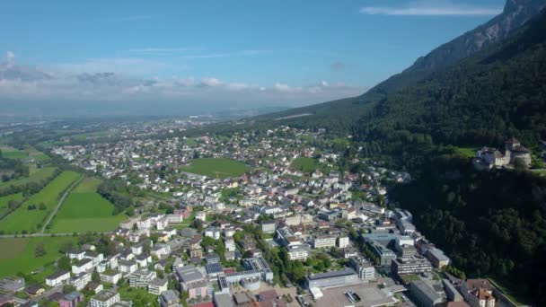 夏天阳光灿烂的日子里 列支敦士登瓦杜兹市周围的空中风景 — 图库视频影像