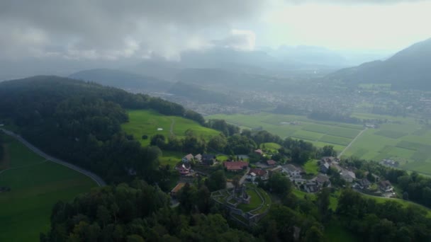 夏の朝の日にリヒテンシュタインのSchellenberg村周辺のオーストリアの航空写真 — ストック動画
