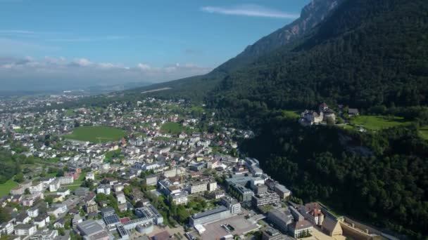 夏天阳光灿烂的日子里 列支敦士登瓦杜兹市周围的空中风景 — 图库视频影像