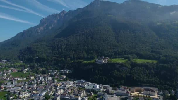 Légi Kilátás Város Körül Vaduz Liechtensteinben Egy Napsütéses Napon Nyáron — Stock videók
