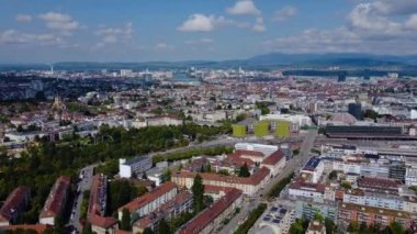 Yazın güneşli bir günde İsviçre 'deki Basel kentinin etrafındaki hava manzarası.