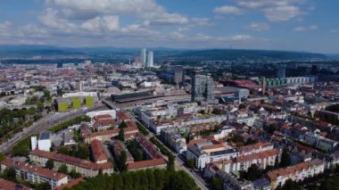 Yazın güneşli bir günde İsviçre 'deki Basel kentinin etrafındaki hava manzarası.