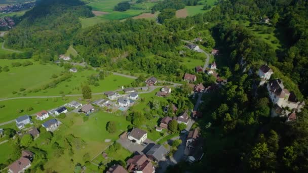 夏天阳光灿烂的日子里 瑞士莱梅尔村老城周围的空中风景 — 图库视频影像