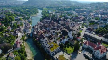 Yazın güneşli bir günde İsviçre 'nin Brugg kentinin etrafındaki hava manzarası. 