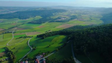 Yazın güneşli bir günde İsviçre 'deki Biederthal Vadisi' nin hava manzarası. 