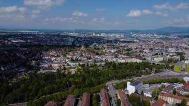 Yazın güneşli bir günde İsviçre 'deki Basel kentinin etrafındaki hava manzarası.