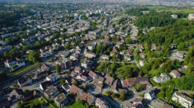  Yazın güneşli bir günde İsviçre 'nin Bottmingen kentinin etrafındaki hava manzarası. 