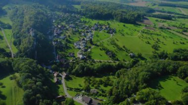 Yazın güneşli bir günde İsviçre 'nin Leimental kasabasının etrafındaki hava manzarası. 