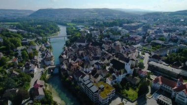 Yazın güneşli bir günde İsviçre 'nin Brugg kentinin etrafındaki hava manzarası. 