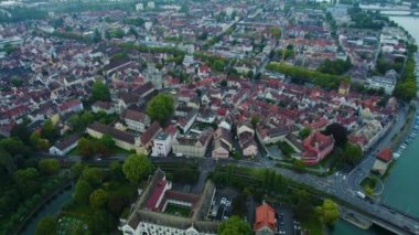Yazın yağmurlu bir günde Bodensee Gölü 'nün yanındaki şehir manzarası.