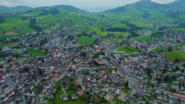 İsviçre 'de Appenzell şehrinin havadan görünüşü yazın bulutlu bir günde. 