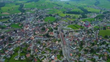 İsviçre 'de Appenzell şehrinin havadan görünüşü yazın bulutlu bir günde. 