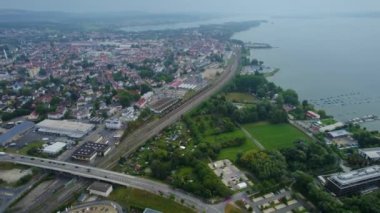 Almanya 'nın Radolfzell kentinin havadan görünüşü yazın bulutlu bir günde.