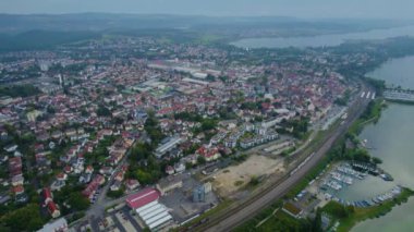 Almanya 'nın Radolfzell kentinin havadan görünüşü yazın bulutlu bir günde.