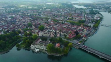 Yazın yağmurlu bir günde Bodensee Gölü 'nün yanındaki şehir manzarası.