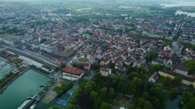 Yazın yağmurlu bir günde Bodensee Gölü 'nün yanındaki şehir manzarası.