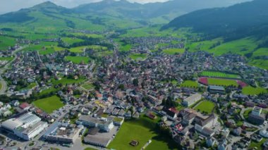 İsviçre 'de Appenzell şehrinin havadan görünüşü yazın bulutlu bir günde. 