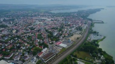 Almanya 'nın Radolfzell kentinin havadan görünüşü yazın bulutlu bir günde.