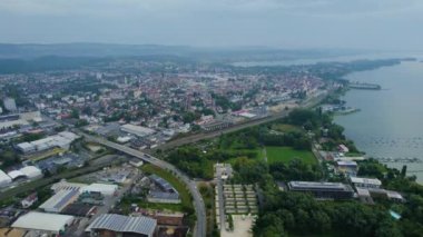 Almanya 'nın Radolfzell kentinin havadan görünüşü yazın bulutlu bir günde.