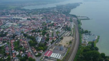 Almanya 'nın Radolfzell kentinin havadan görünüşü yazın bulutlu bir günde.