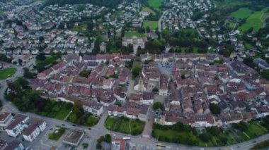 İsviçre 'nin eski Zofingen kentinin etrafındaki hava manzarası yaz sonlarında bir öğleden sonra.