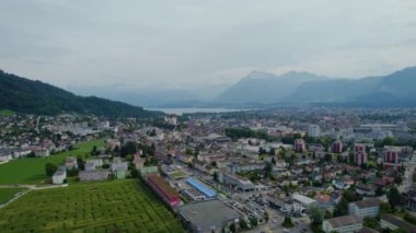 Yazın bulutlu bir günde İsviçre 'nin Thun kentinin etrafındaki hava manzarası.