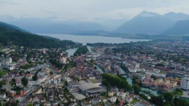 Yazın bulutlu bir günde İsviçre 'nin Thun kentinin etrafındaki hava manzarası.