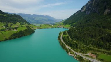 Yazın güneşli bir günde İsviçre 'de Lungernersee Gölü etrafındaki hava manzarası. 