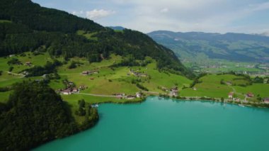Yazın güneşli bir günde İsviçre 'de Lungernersee Gölü etrafındaki hava manzarası. 