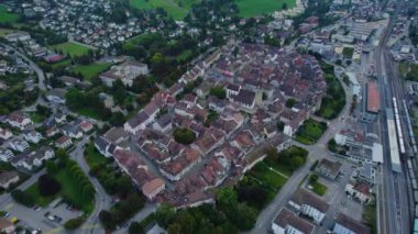 İsviçre 'nin eski Zofingen kentinin etrafındaki hava manzarası yaz sonlarında bir öğleden sonra.