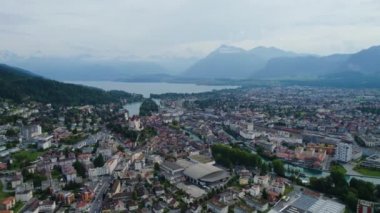 Yazın bulutlu bir günde İsviçre 'nin Thun kentinin etrafındaki hava manzarası.