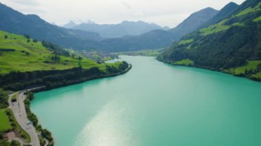 Yazın güneşli bir günde İsviçre 'de Lungernersee Gölü etrafındaki hava manzarası. 