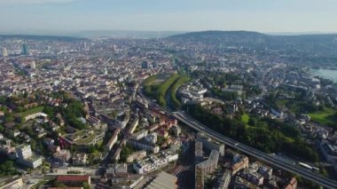 Yazın güneşli bir günde İsviçre 'nin Zürih kentindeki hava manzarası.