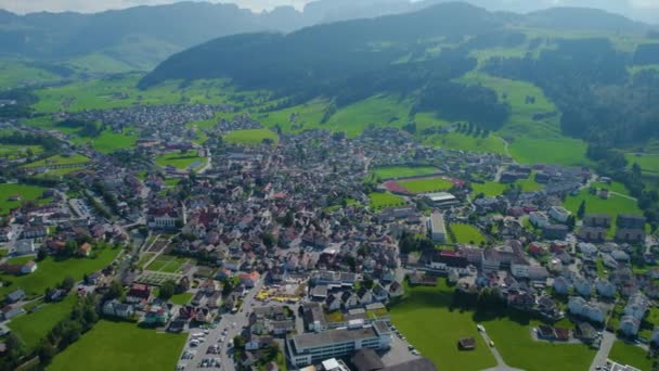 Légi Felvétel Város Körül Appenzell Svájcban Egy Felhős Napon Nyáron — Stock videók