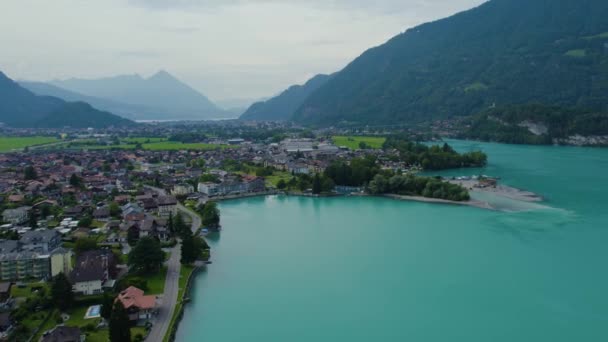 夏の晴れた日には ブリエンツ湖とスイスの都市Bnigenの周りの空中ビュー — ストック動画